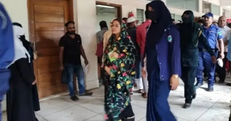 আদালত প্রাঙ্গণে লায়লা পারভীন সেঁজুতি